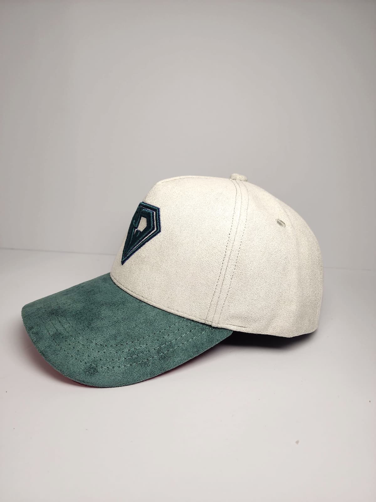 RJ Hats - Snapback Legacy Blanca con Visera Verde y Interior Rojo