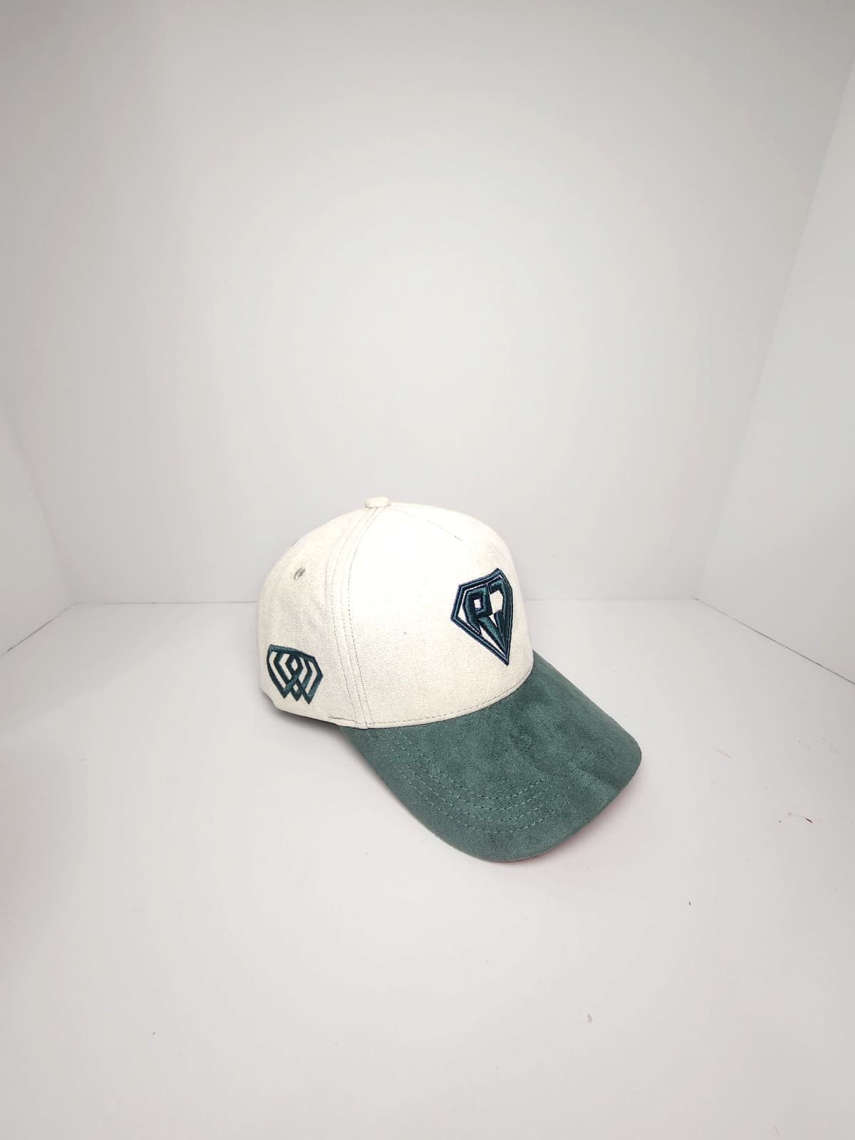 RJ Hats - Snapback Legacy Blanca con Visera Verde y Interior Rojo