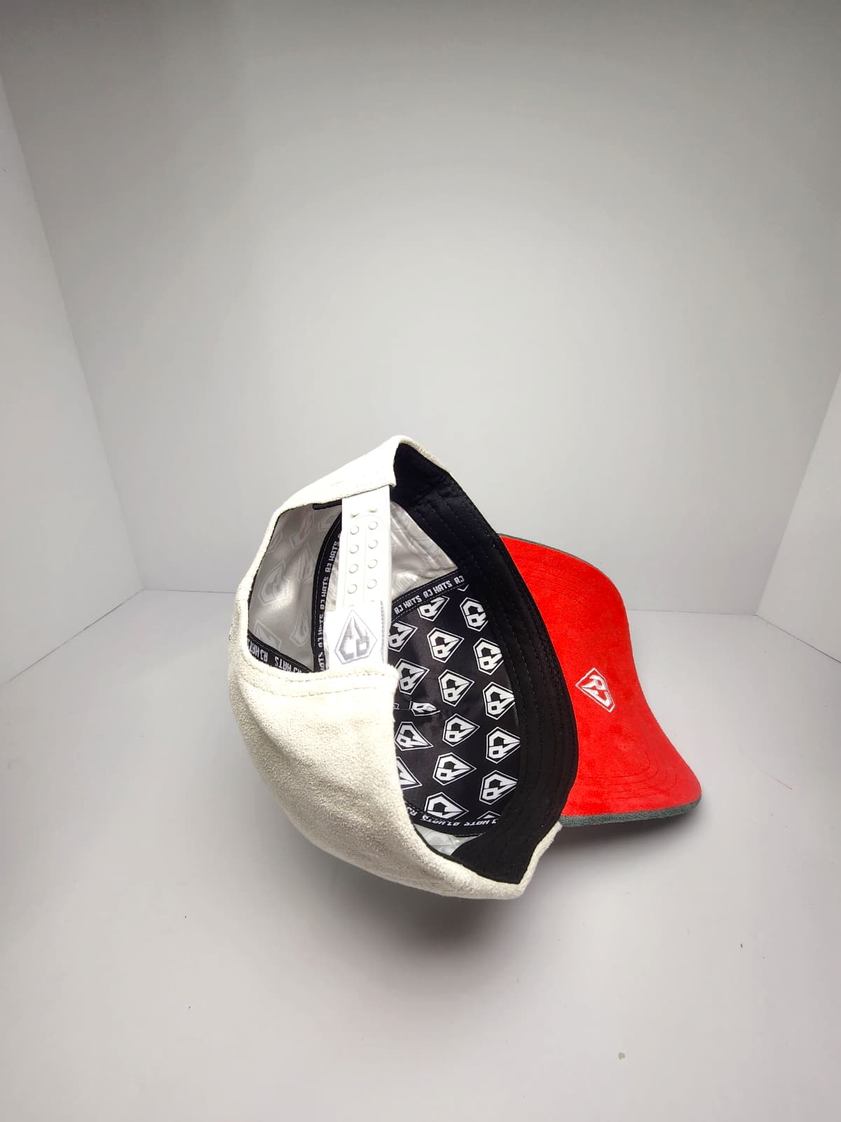 RJ Hats - Snapback Legacy Blanca con Visera Verde y Interior Rojo