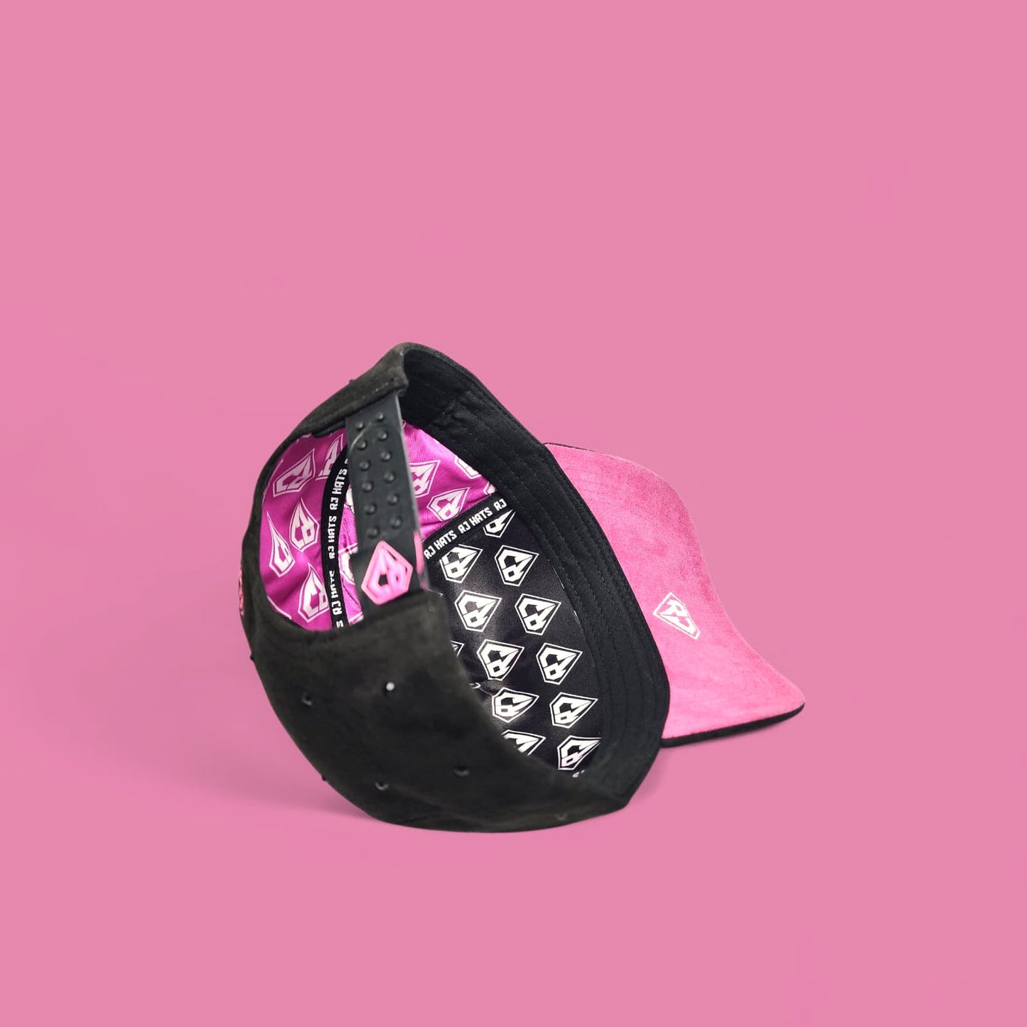 RJ Hats Snapback LEGACY – Edición Negra & Morado con Perlas