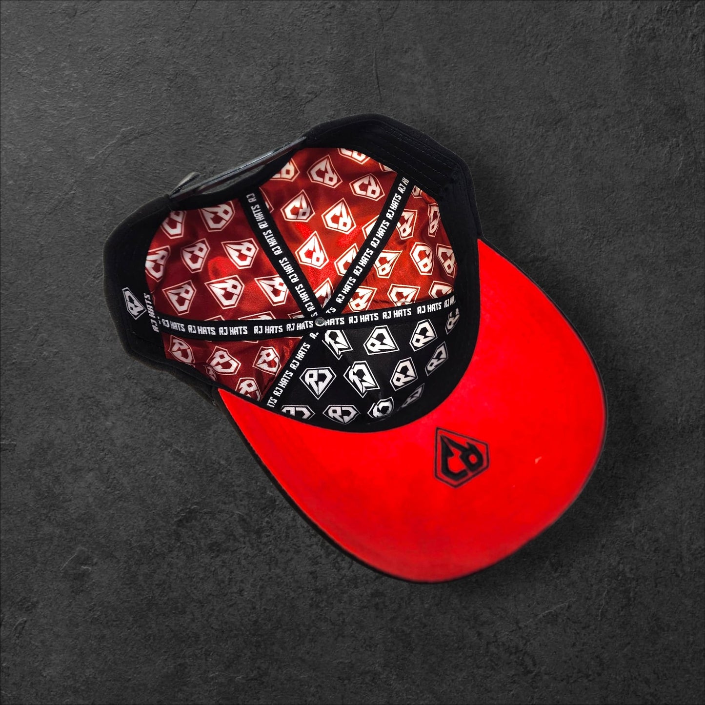 RJ Hats Legacy - Gorra Negra Gamuza con Perlas & Interior Rojo