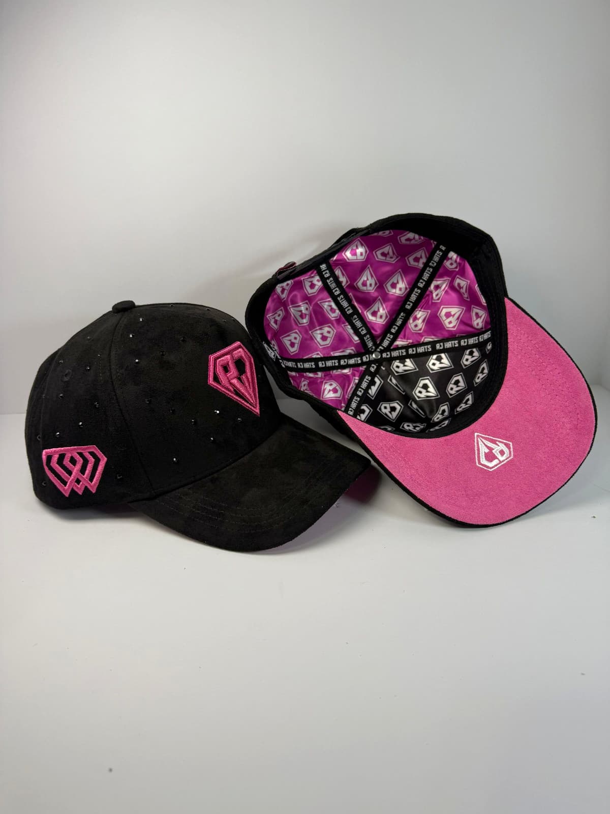 RJ Hats Snapback LEGACY – Edición Negra & Morado con Perlas