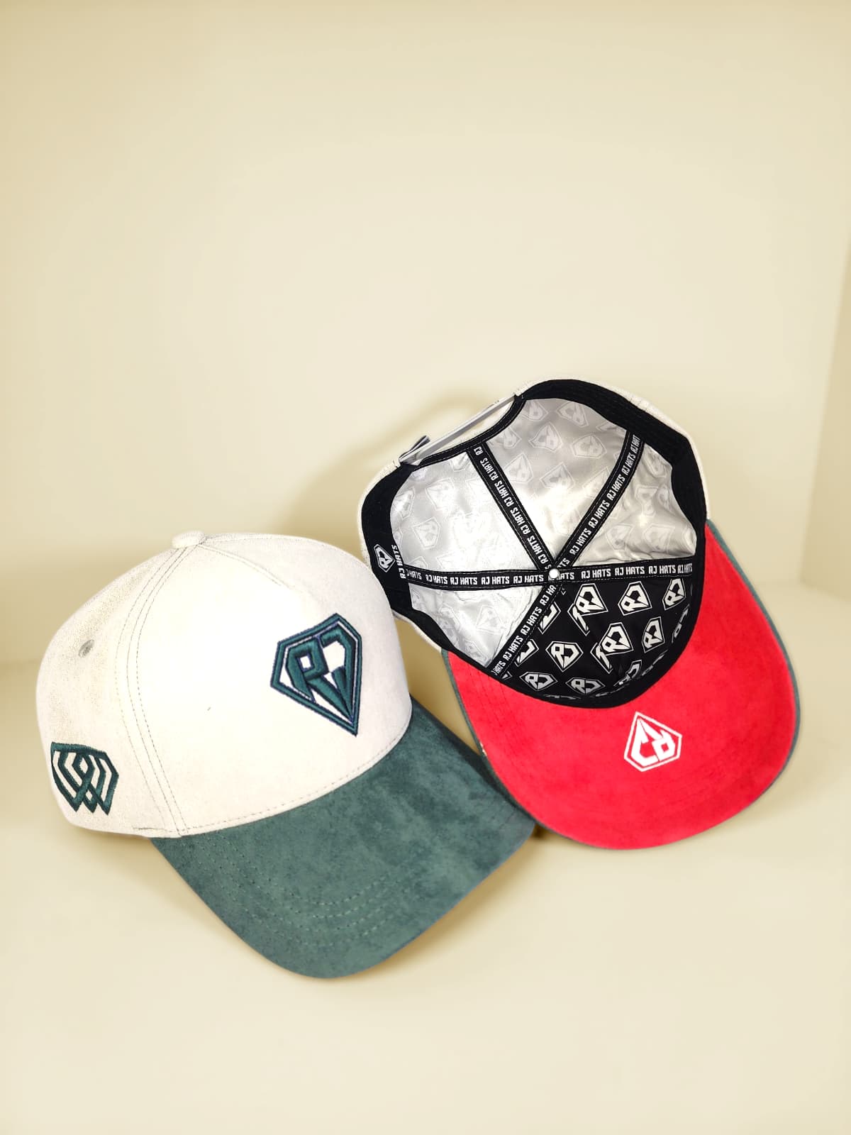 RJ Hats - Snapback Legacy Blanca con Visera Verde y Interior Rojo