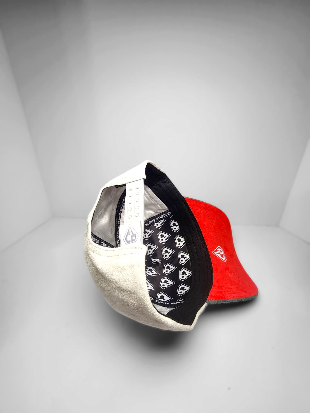 RJ Hats - Snapback Legacy Blanca con Visera Verde y Interior Rojo