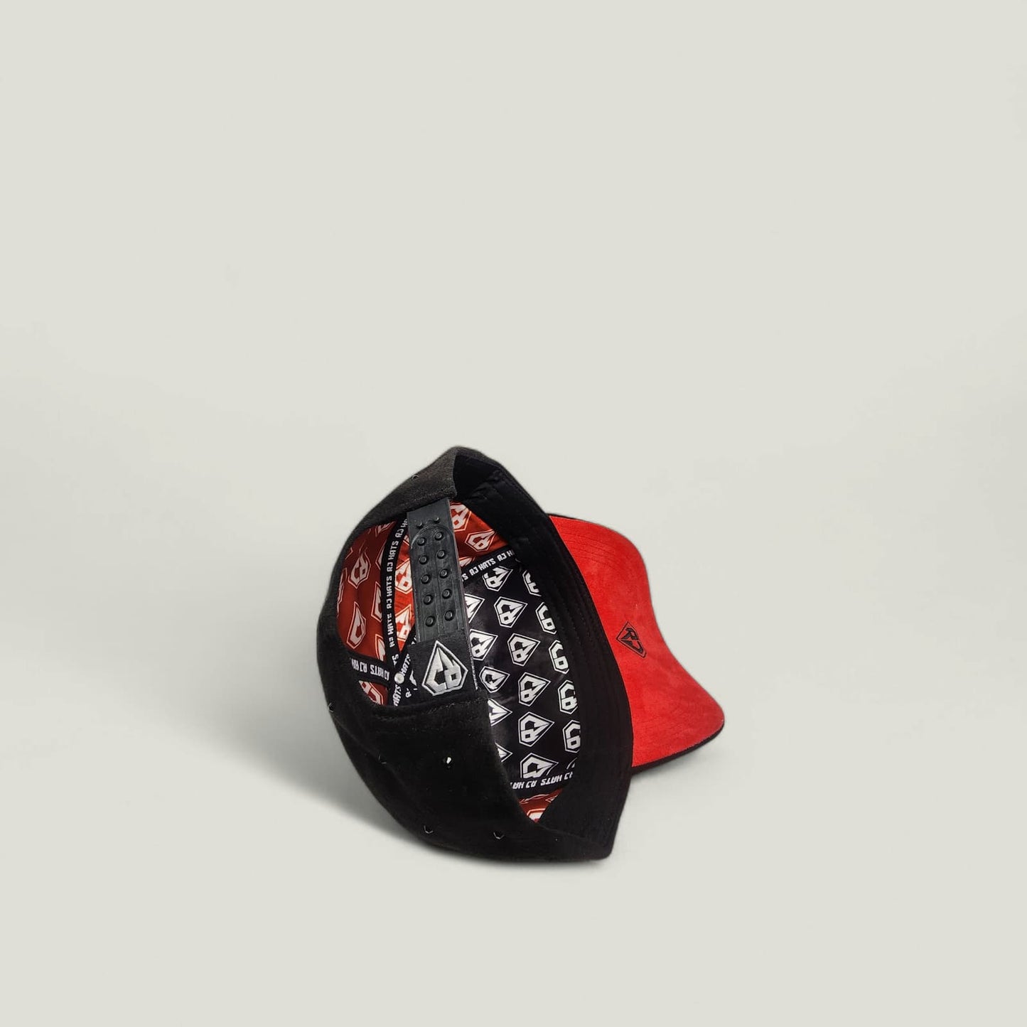 RJ Hats Legacy - Gorra Negra Gamuza con Perlas & Interior Rojo