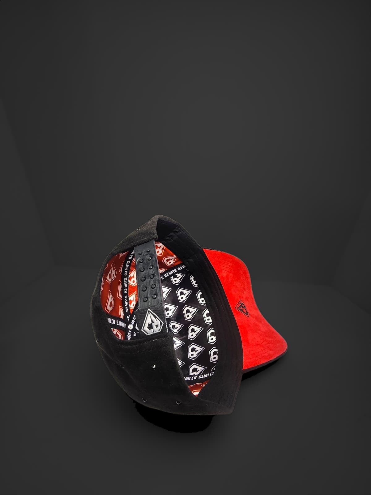 RJ Hats Legacy - Gorra Negra Gamuza con Perlas & Interior Rojo