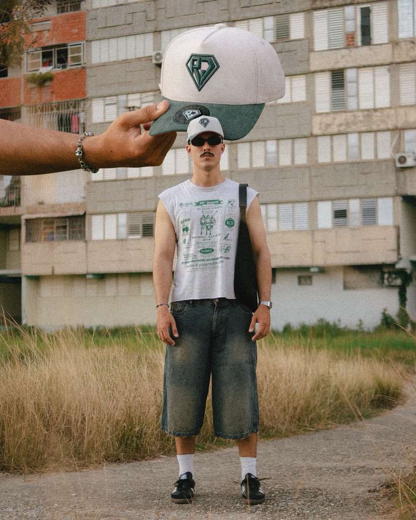 RJ Hats - Snapback Legacy Blanca con Visera Verde y Interior Rojo