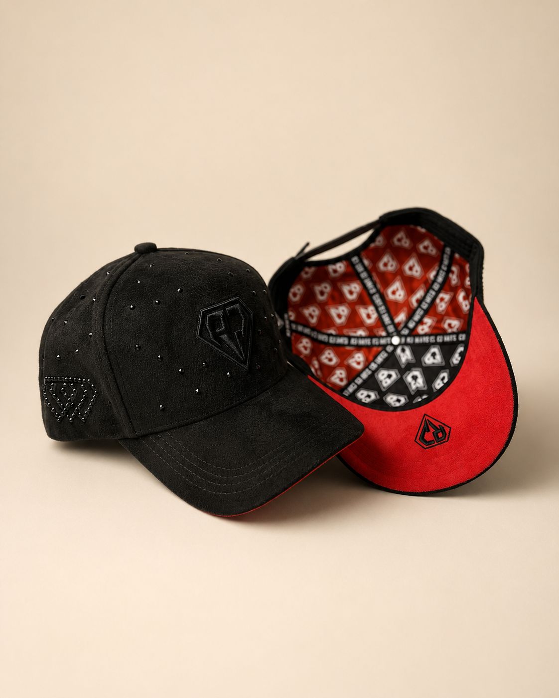 RJ Hats Legacy - Gorra Negra Gamuza con Perlas & Interior Rojo